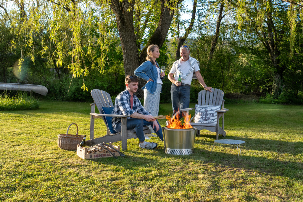 feuerschale-raucharm-flame-engine-mit-personen