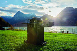 outdoorchef-davos-570g-pro-gasgril-iauf-schönem-rasen-präsentiert-hintergrund-mit-bergen-und-see