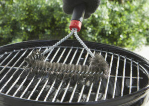 grill-reinigen-grillrost-und-weber-grillbuerste