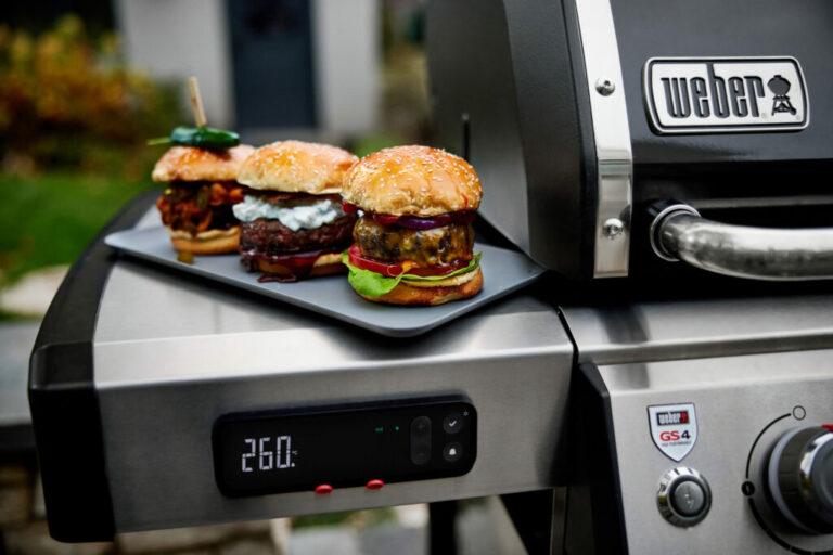 burger-grillen-burger-auf-grill-bereitgestellt
