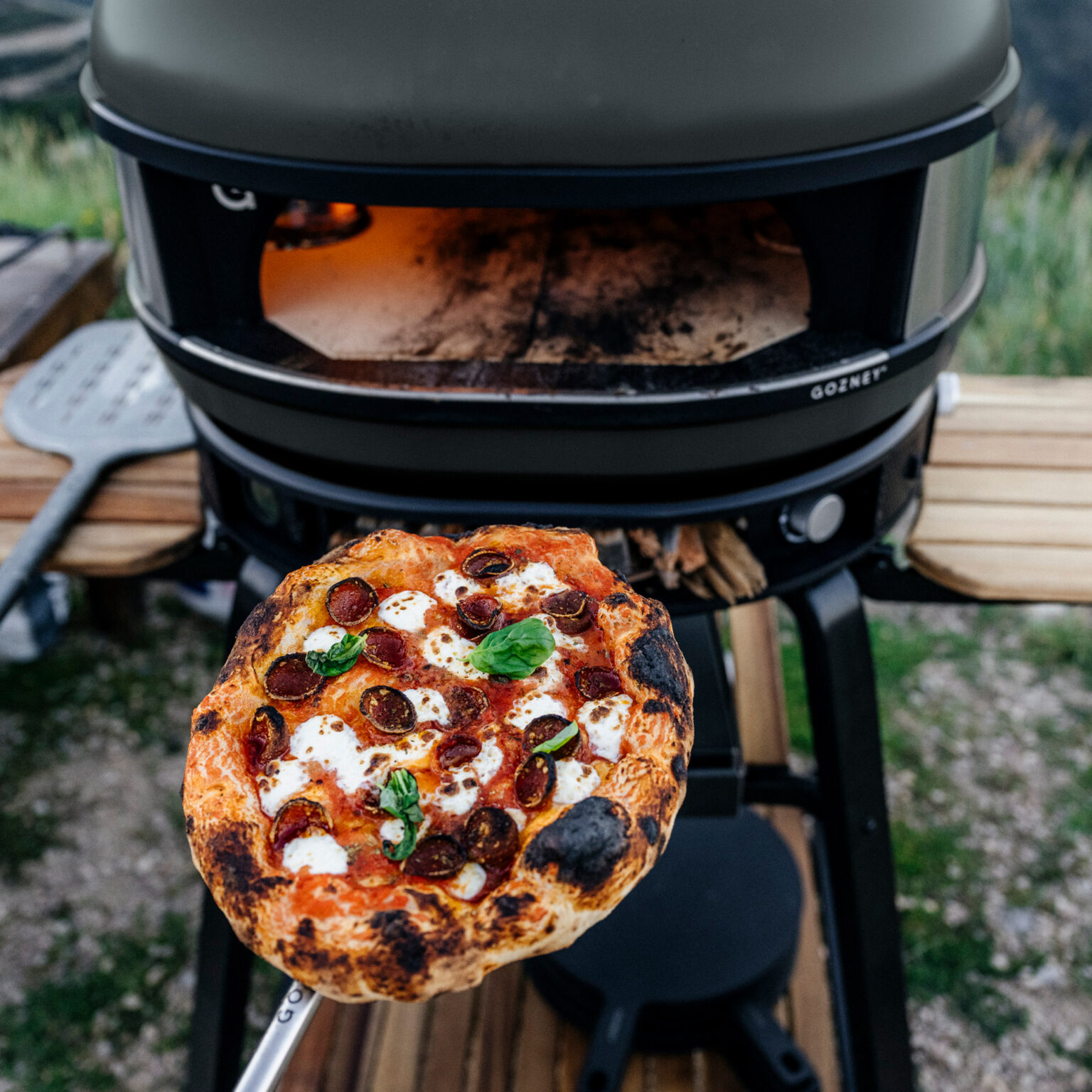 gozney-dome-off-black-pizza-backen