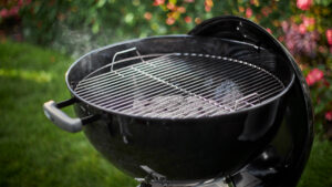 holzkohlegrill-weber-im-garten