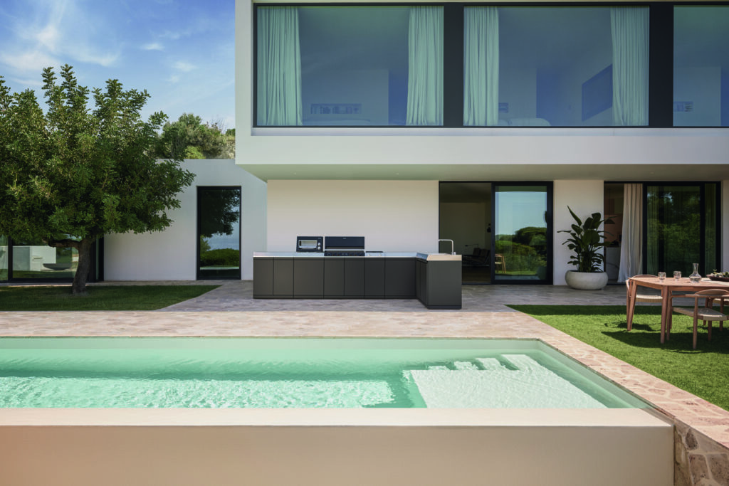 miele-outdoorküchen-dreams-auf-terrasse-mit-pool-im-vordergrund