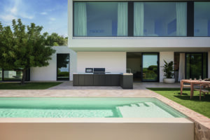 miele-outdoorkĂĽchen-dreams-auf-terrasse-mit-pool-im-vordergrund