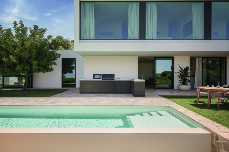 miele-outdoorküchen-dreams-auf-terrasse-mit-pool-im-vordergrund