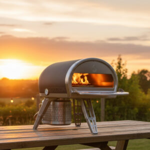 gozney-roccbox-auf-tisch-mit-sonne-im-hintergrund