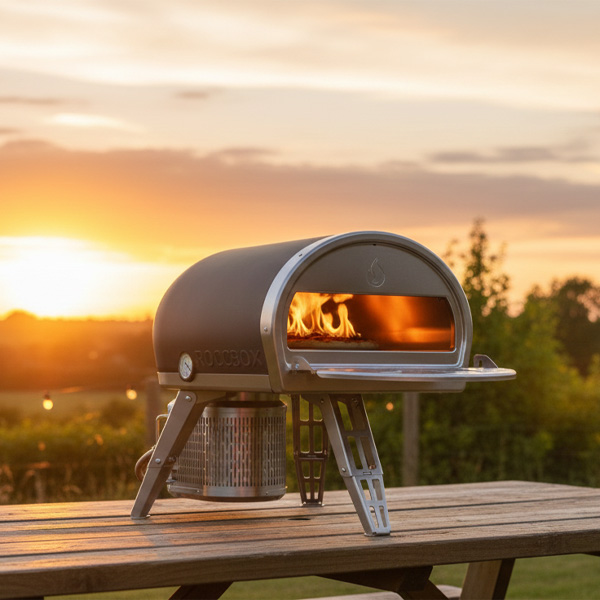 gozney-roccbox-auf-tisch-mit-sonne-im-hintergrund